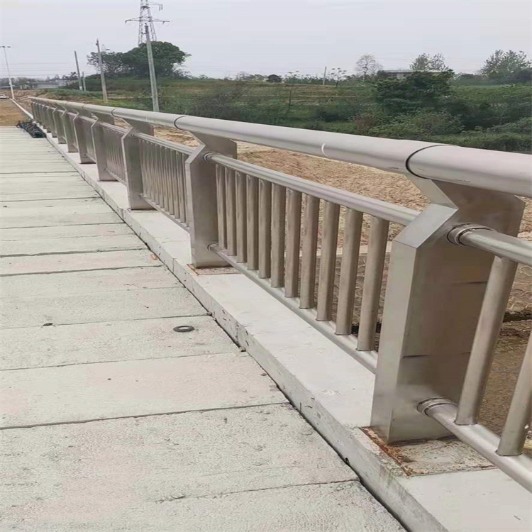 桥梁梁护栏焊接喷塑品质值得信赖