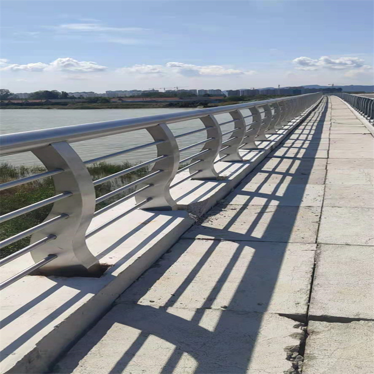 雅安桥梁不锈钢防撞栏杆安装方便