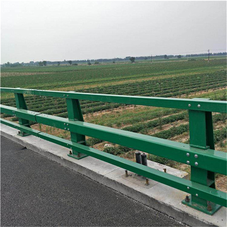 梧州公路桥梁防护栏杆欢迎来厂实地考察