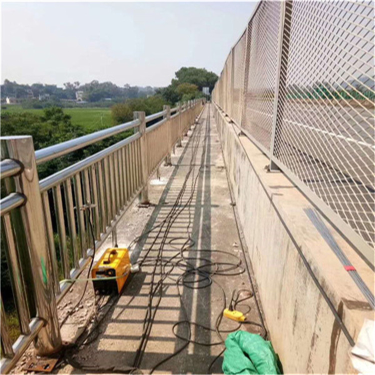 桥梁防护栅栏安装方便技术先进