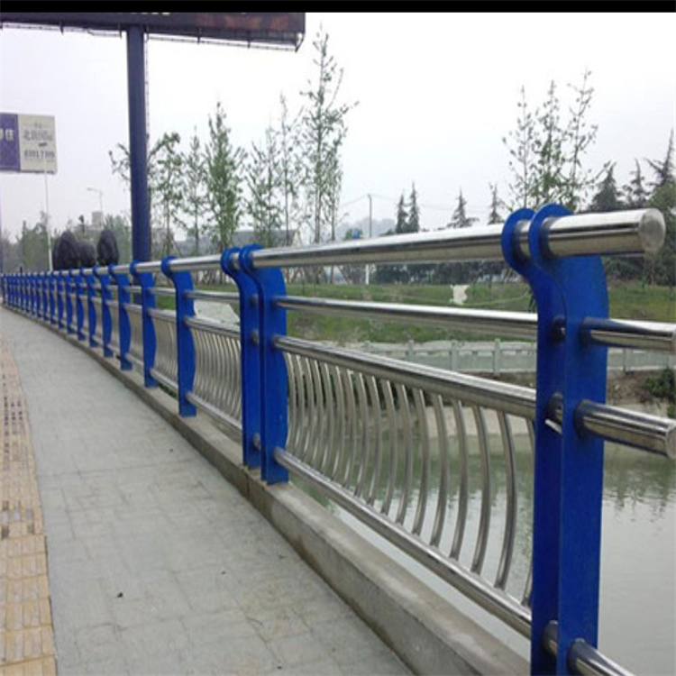 蓝色桥梁防撞护栏哪里生产用品质赢得客户信赖