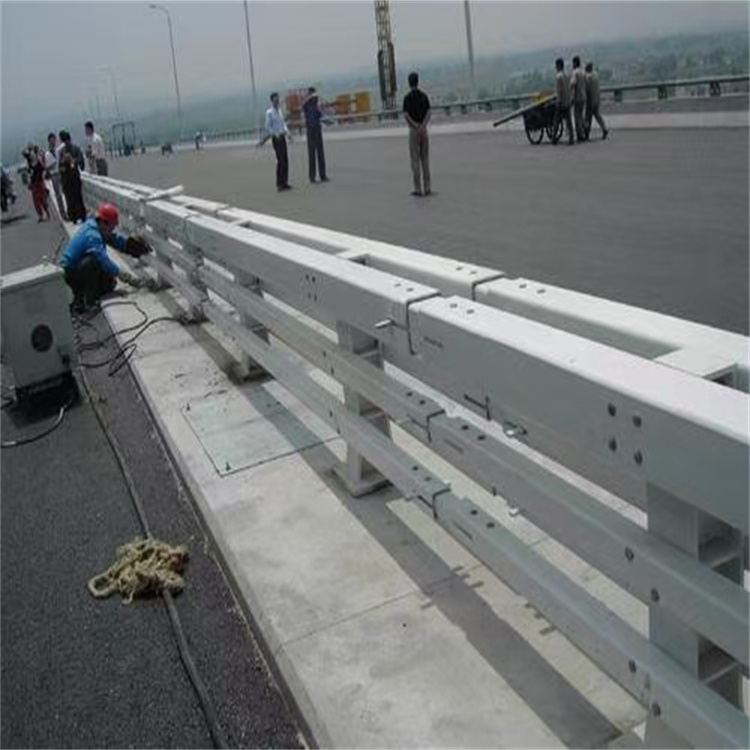 桥梁人行道防撞护栏立柱生产周期短当地生产商