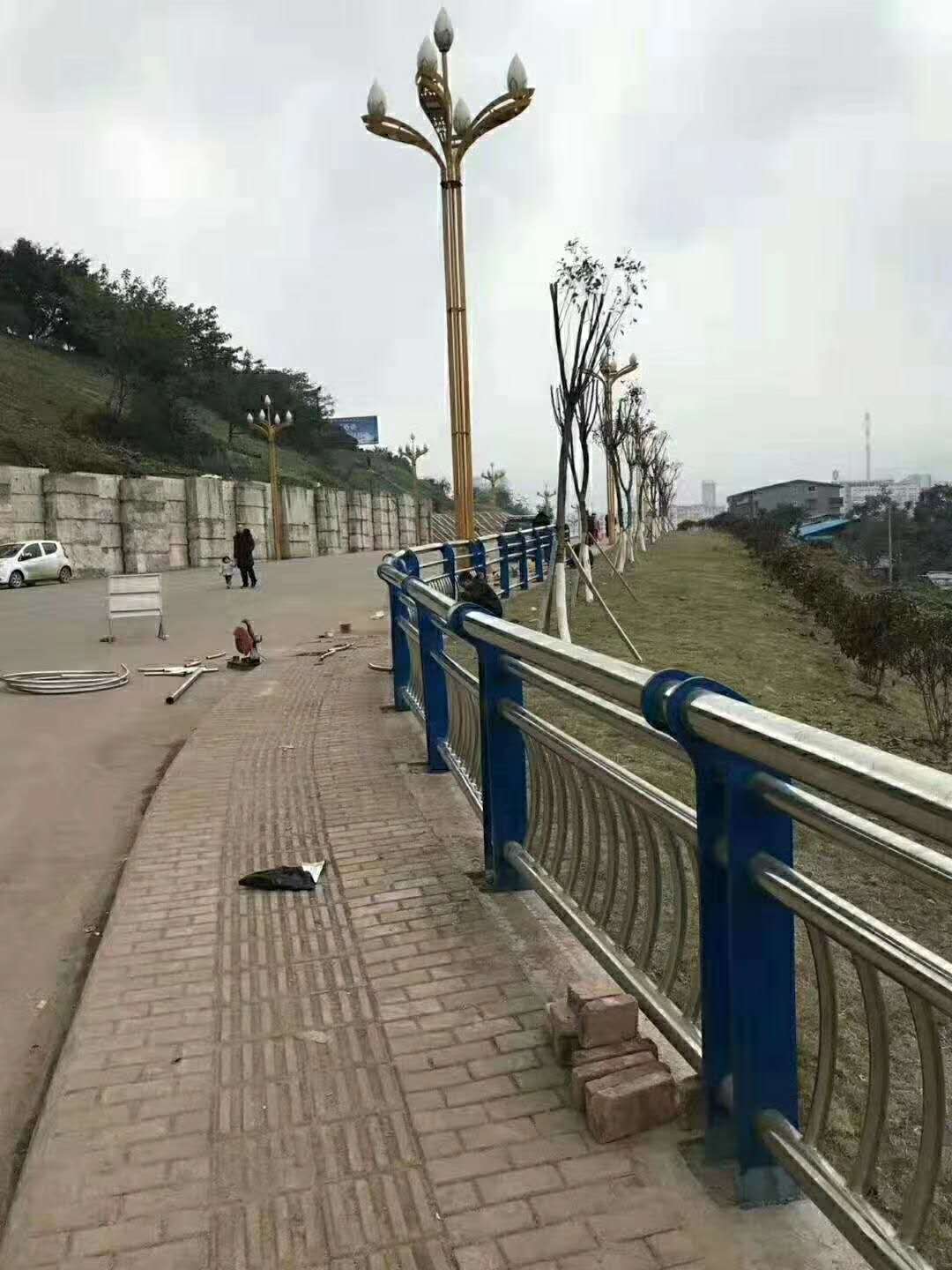 陵水县灯光护栏长期有效工厂批发
