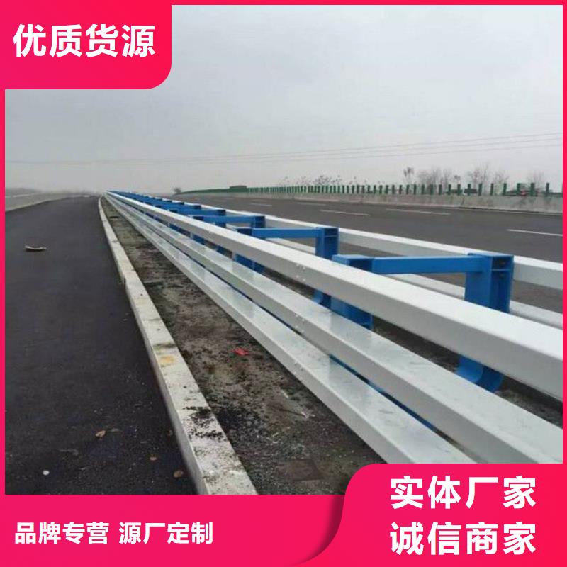 云南省昭通防撞护栏上的钢管栏杆现场安装

