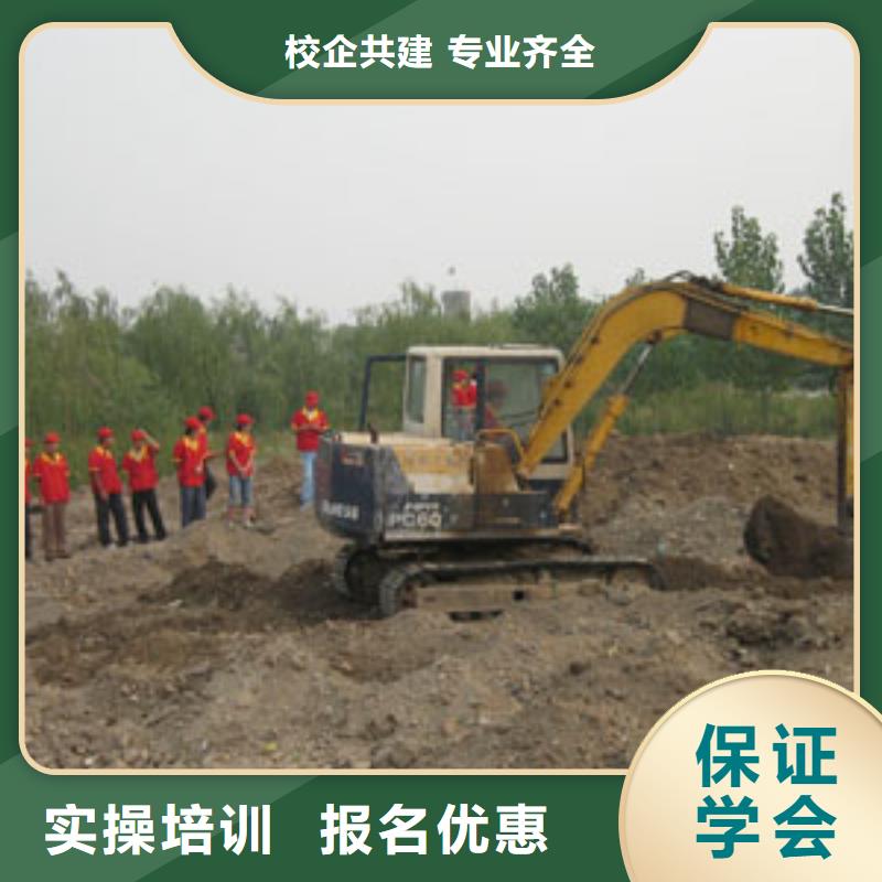 学挖掘机操作重庆人去虎振技校设备好实习力度大高薪就业