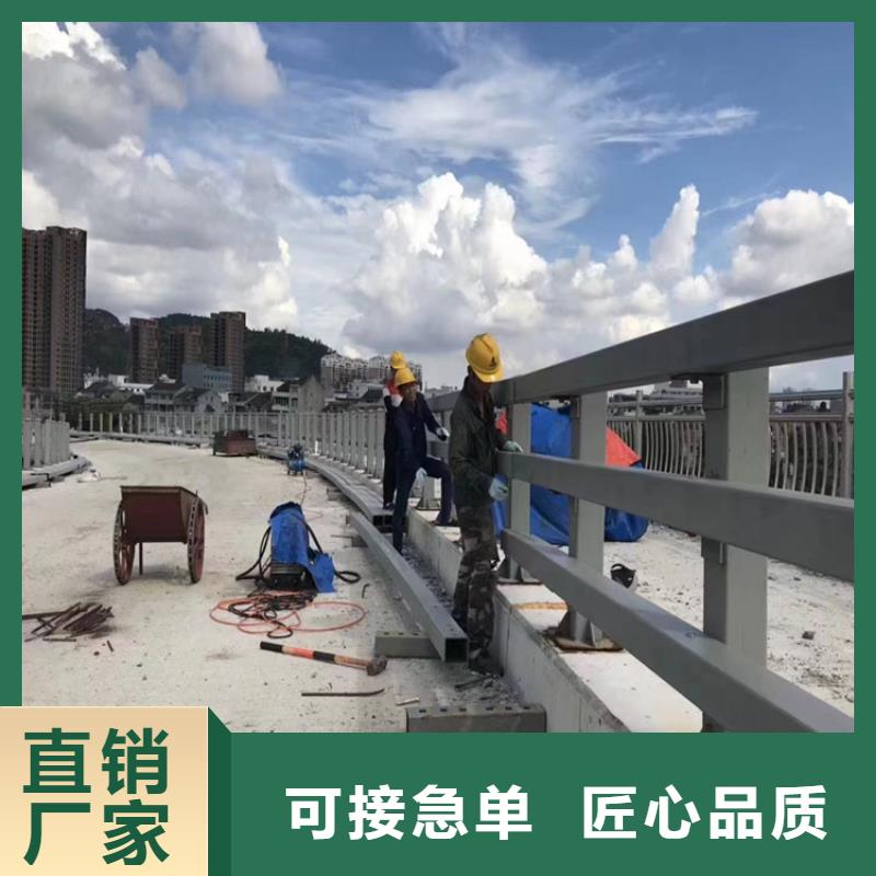 黑龙江省佳木斯蓝色钢板护栏立柱耐磨光滑耐磨损