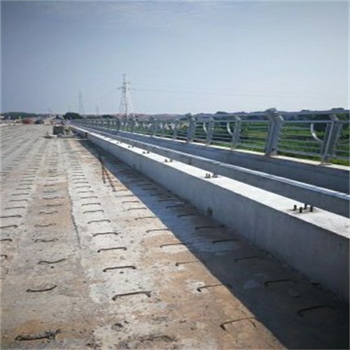 新余不锈钢碳素钢复合管城市天桥护栏河道镀锌护栏实力见证
