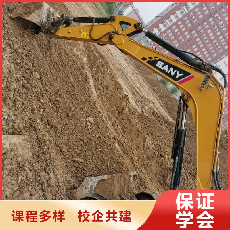 沧州我附近有没有挖机培训班学挖掘机最佳年龄虎振挖机技术培训学校