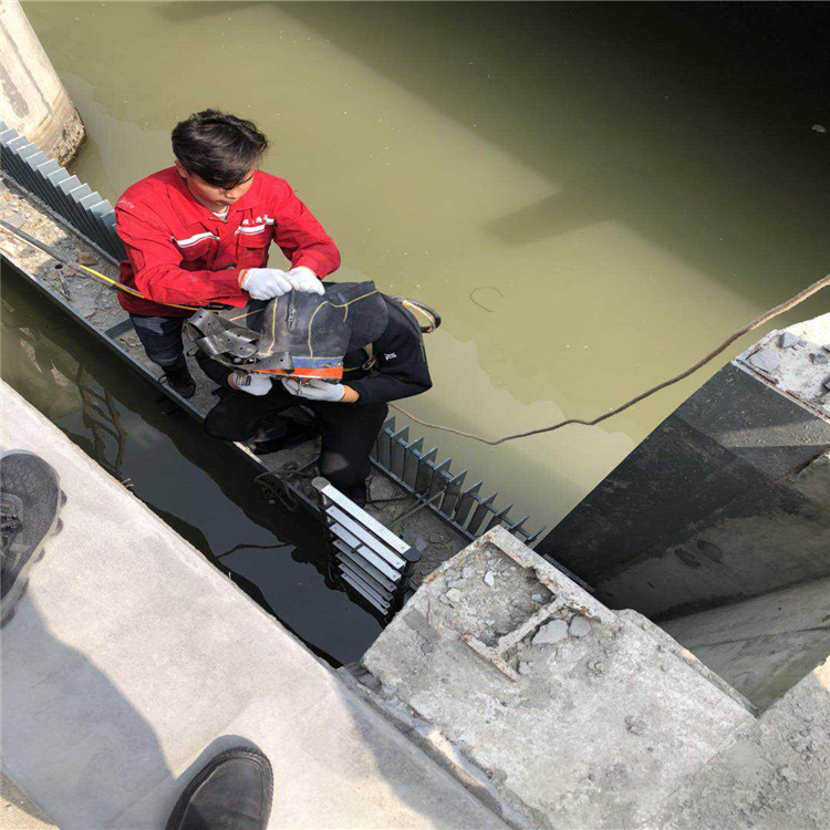 江阴市水下打捞手机一次多少钱/蛙人服务