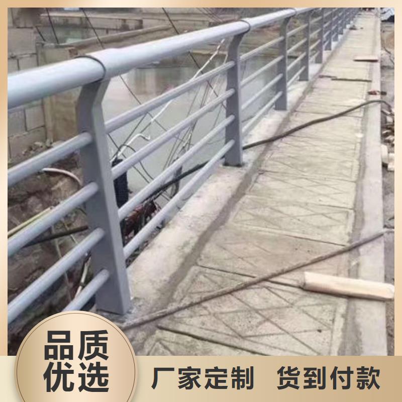 桥两侧的护栏品质优异做工细致