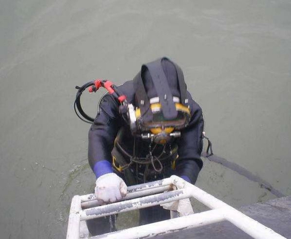 潜水员水下维修闸门提升螺杆欢迎致电同城厂家