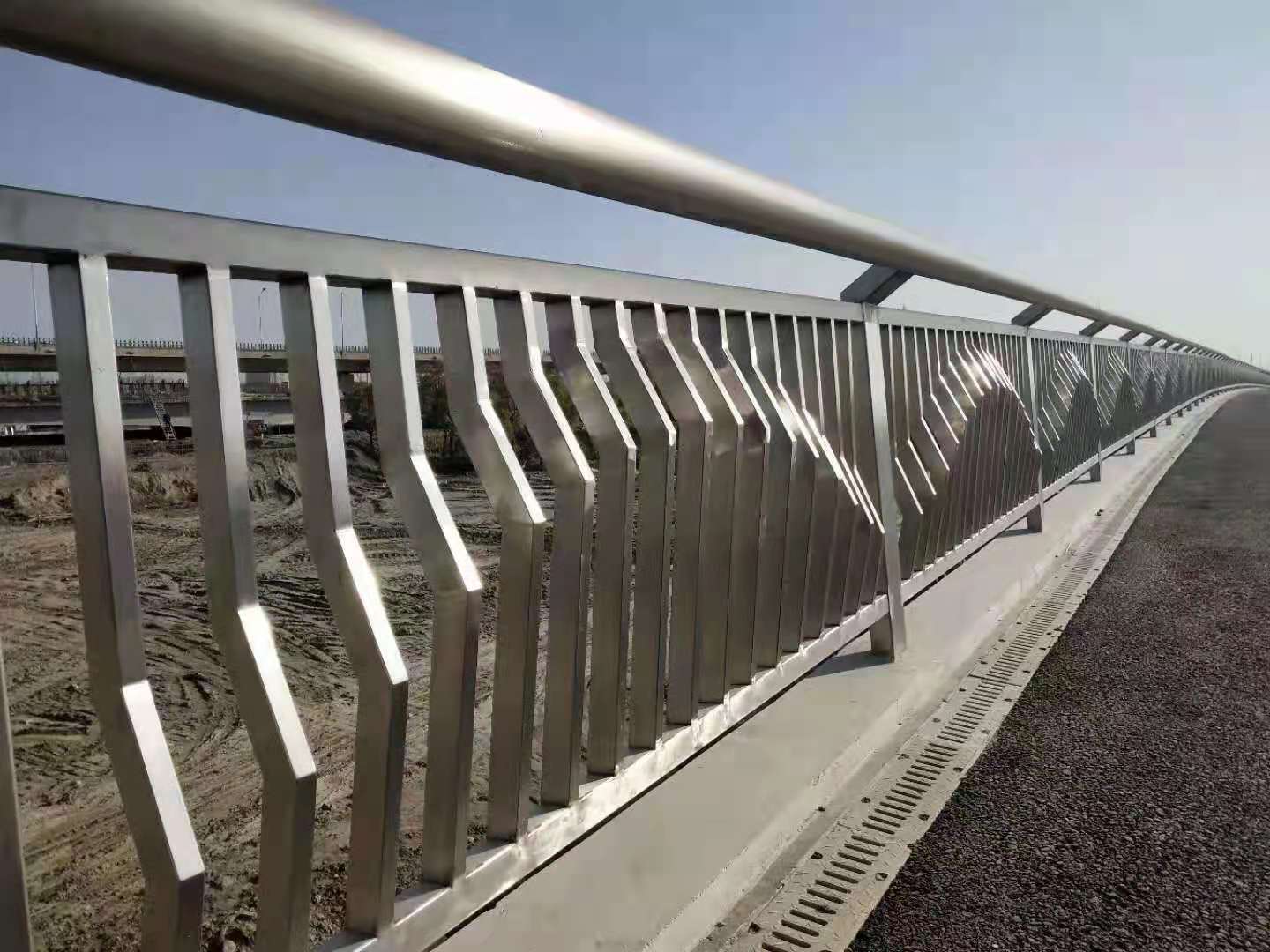 201不锈钢复合管天桥护栏专业生产厂家厂家技术完善